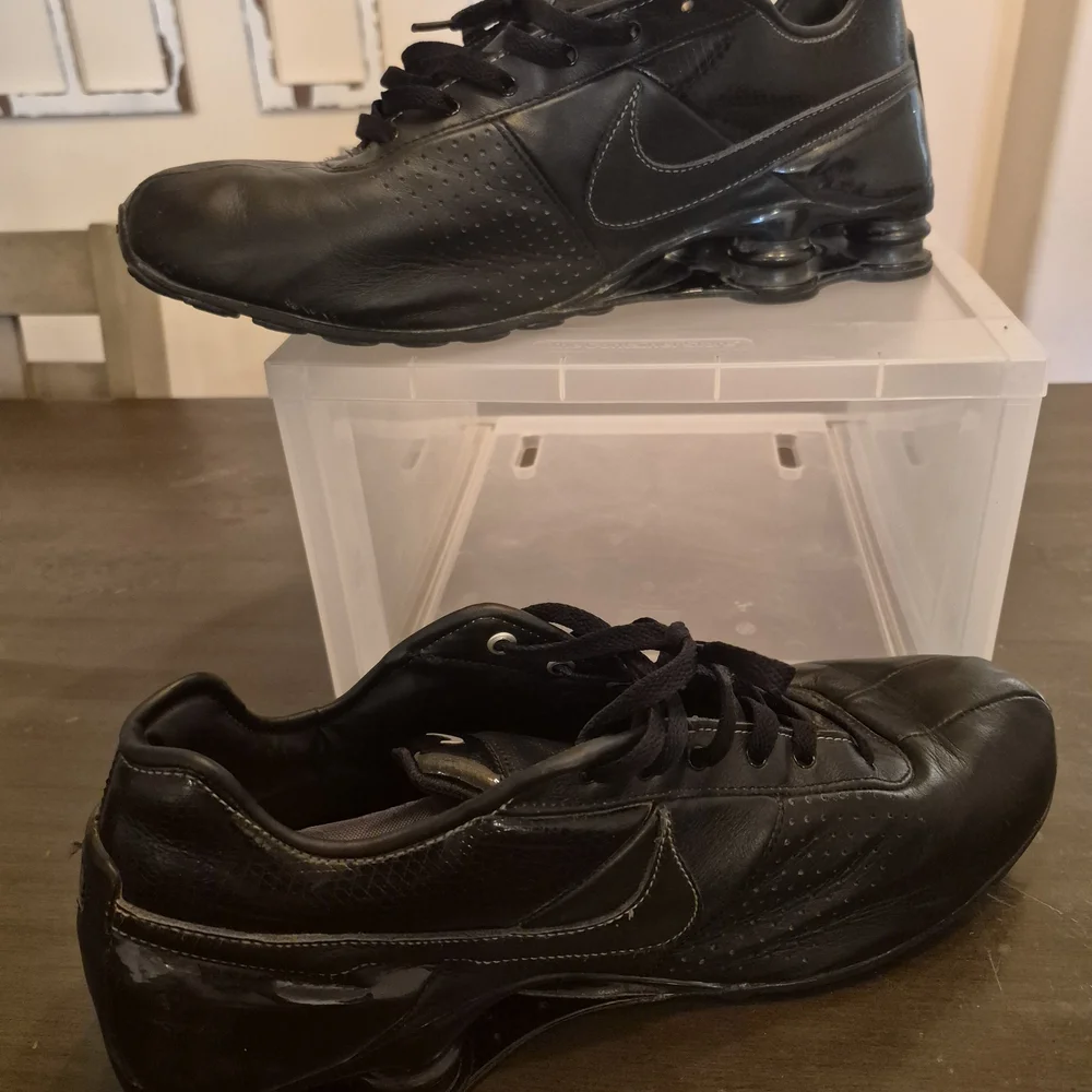 Nike Shox Men's Black Leather Athletic Shoes - Picture 2 of 4